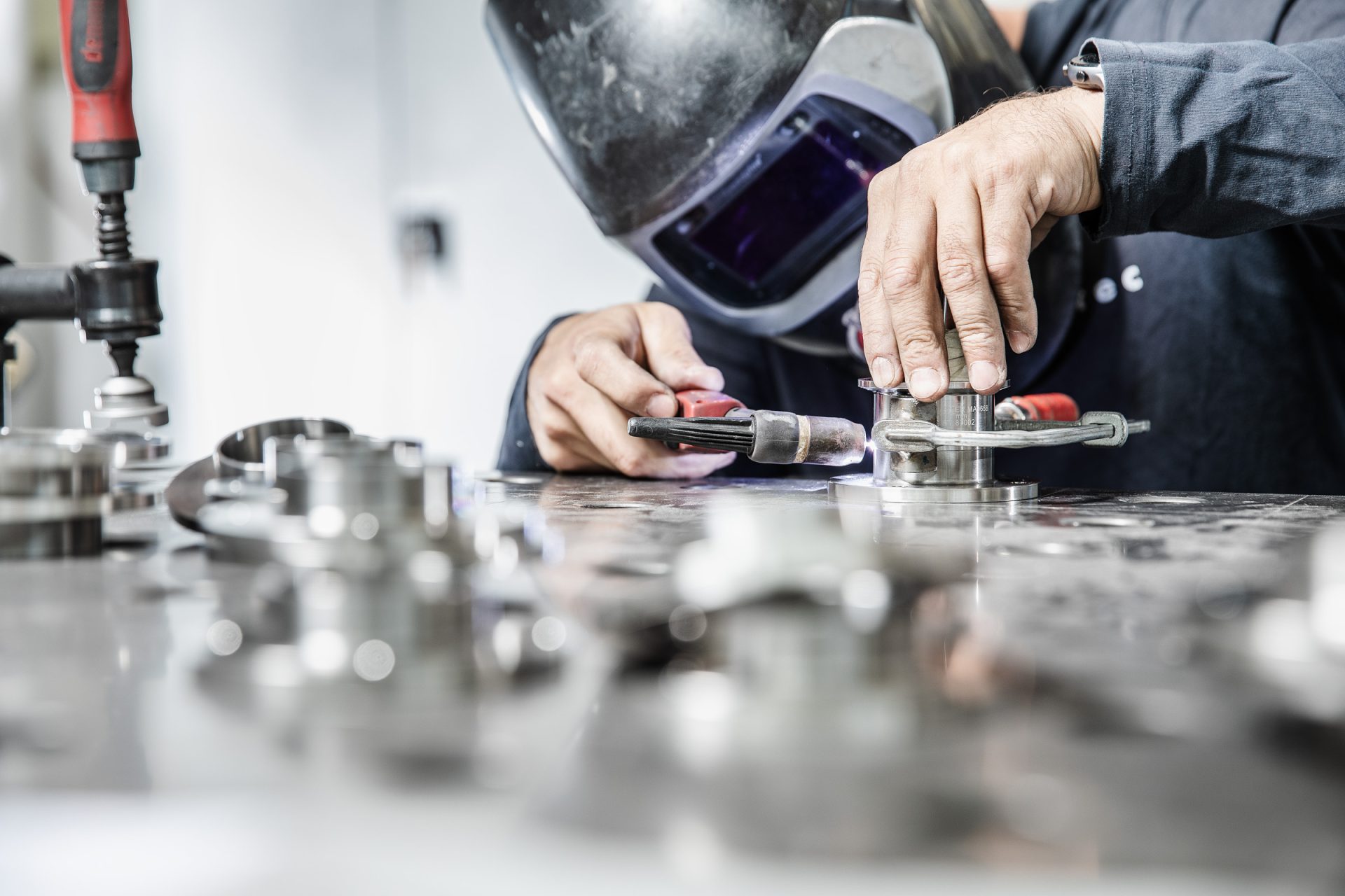 Metallarbeiter bei der Arbeit von Pius Bacher