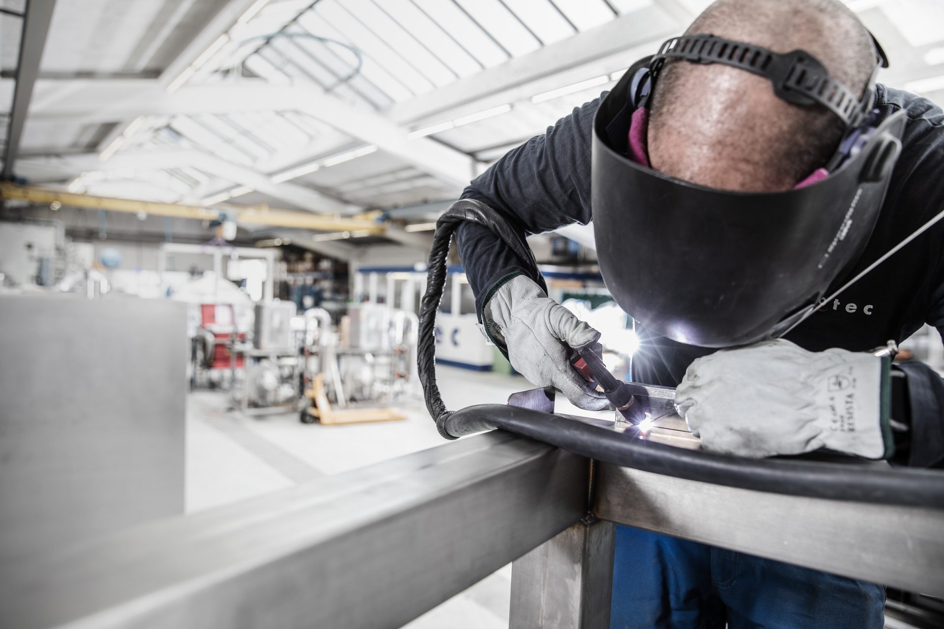 Industriefotografie eines Schweisser im Einsatz von Pius Bacher im 