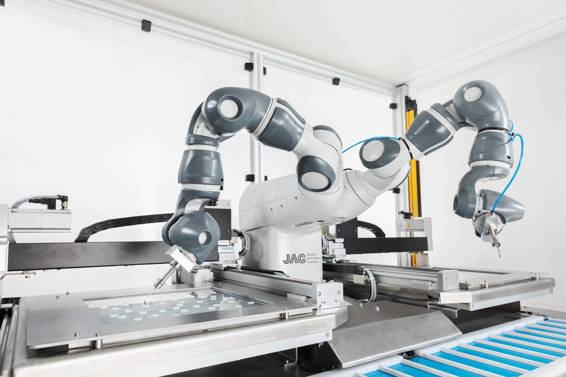 Bild eines Zweiarmigen roboters bei Blösch von Pius Bacher
